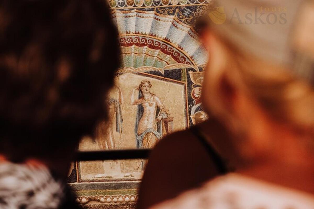 grupp inimesi vaatab kirikus mosaiiki