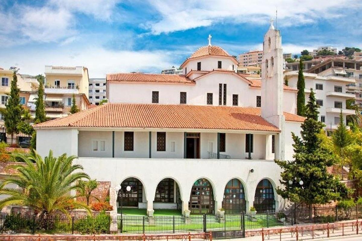 un grande edificio bianco con una torre dell'orologio in cima