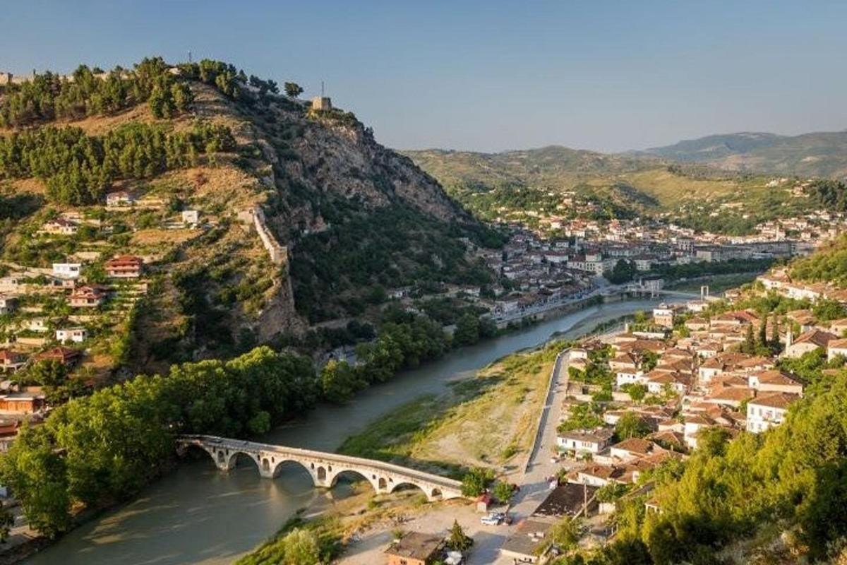 un ponte sopra un fiume vicino a una città