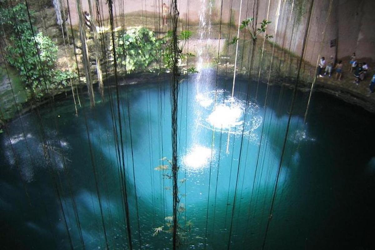 uma piscina de água com uma fonte dentro