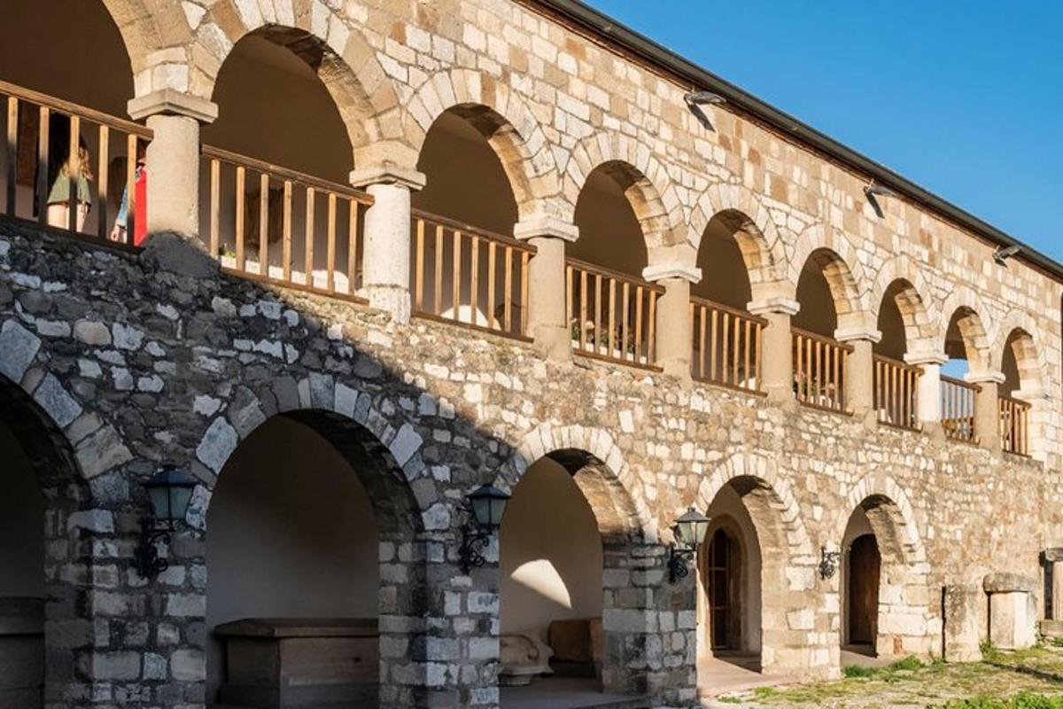 un gran edifici de pedra amb arcs i un balcó