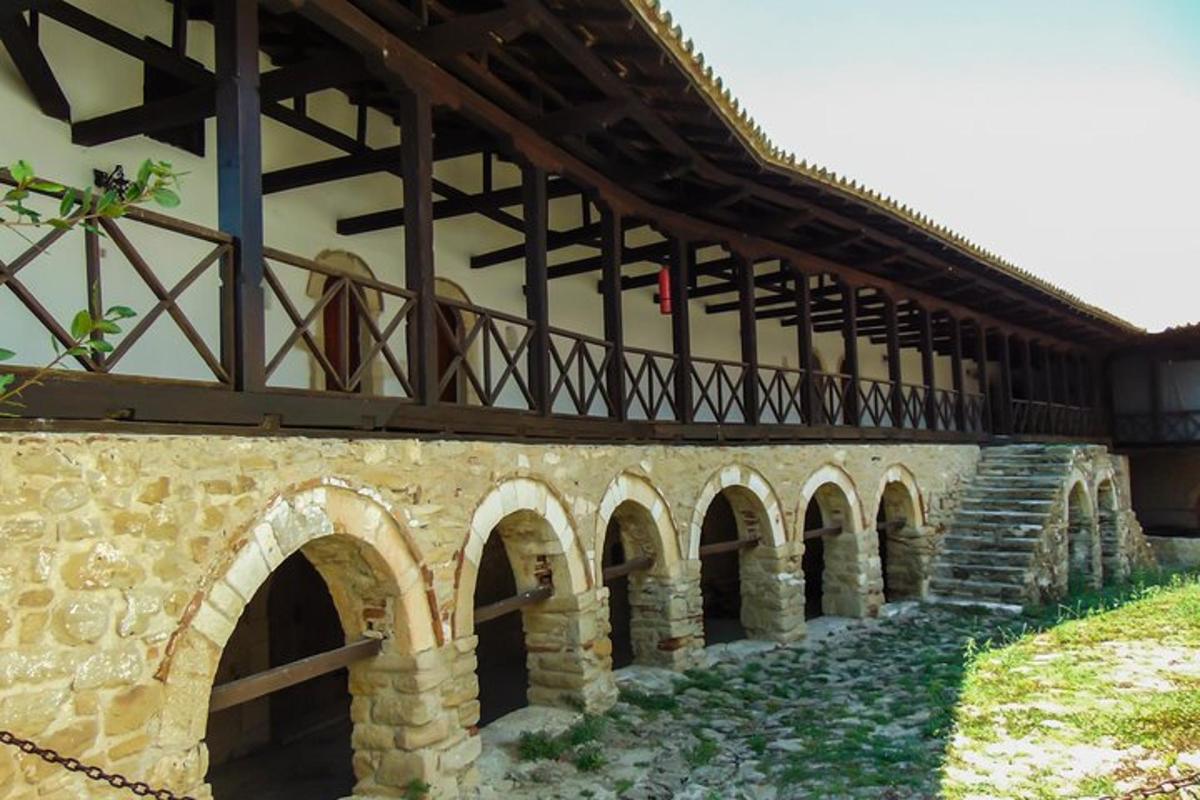 un pont de pedra amb arcs sobre un edifici
