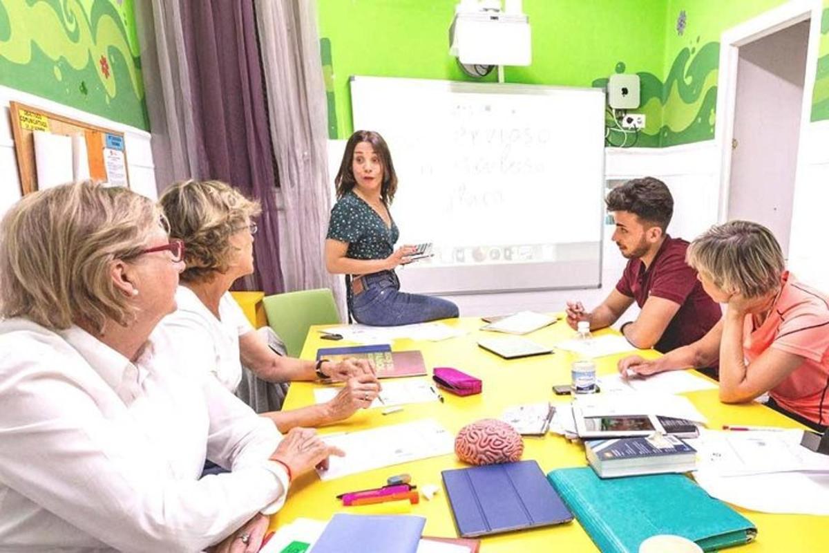 skupina lidí sedících kolem stolu