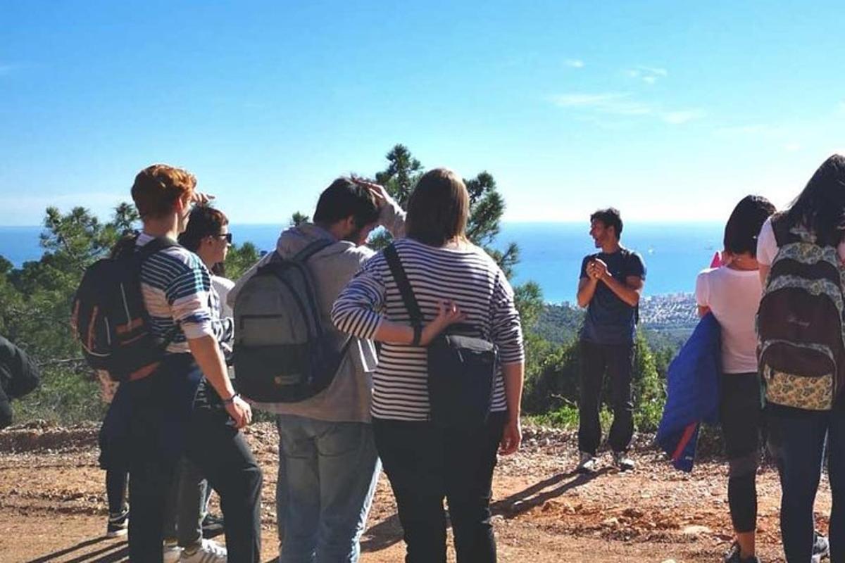 skupina lidí stojící na vrcholu hory