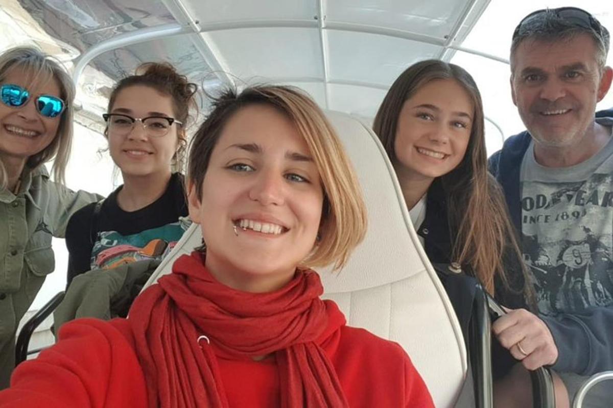 un grup de oameni care stau într-un autobuz