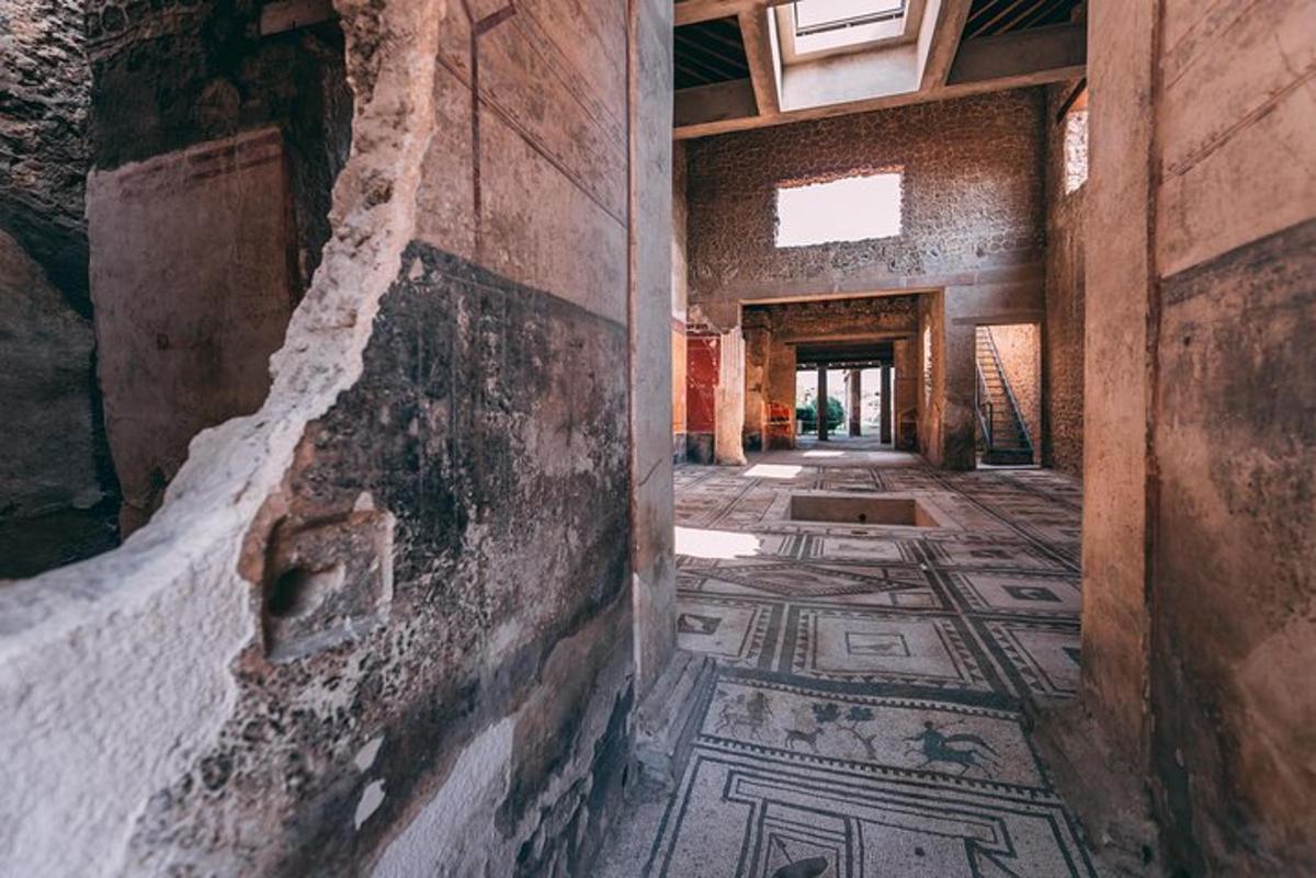 una habitación con mosaicos en las paredes de un edificio
