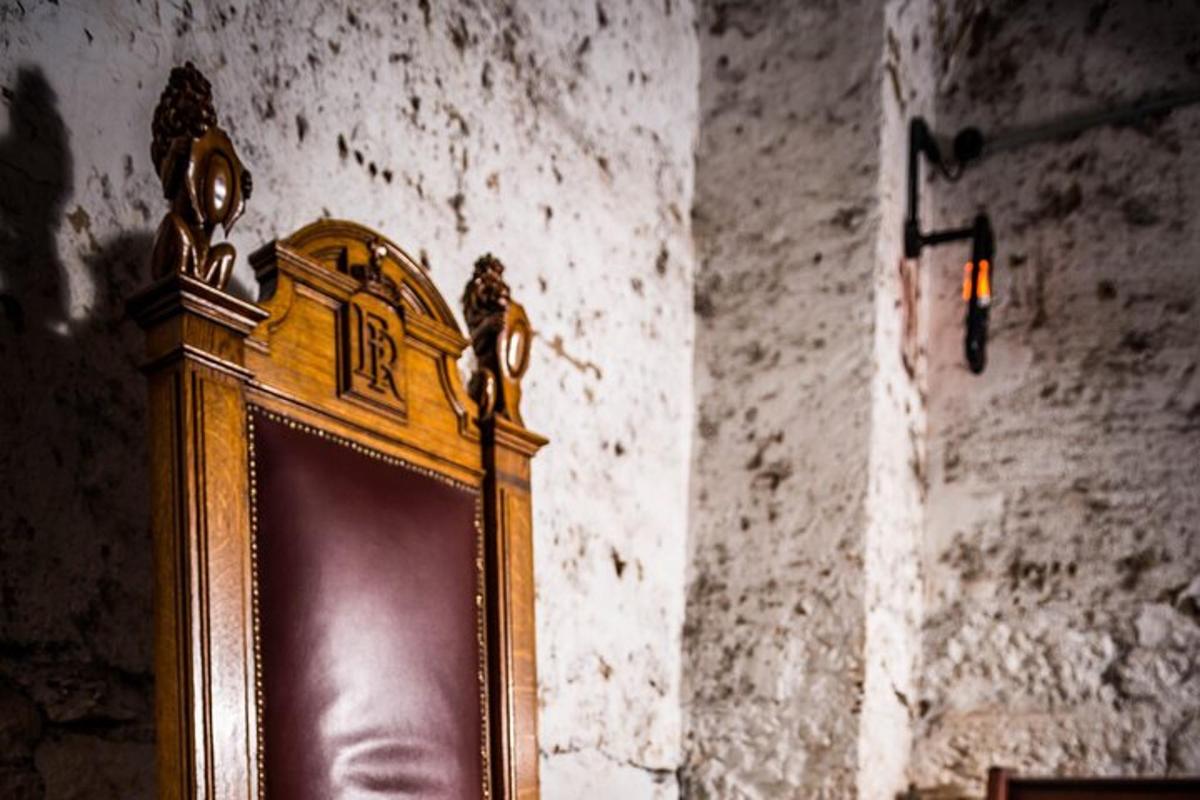 μια χρυσή πόρτα με ένα ρολόι στον τοίχο