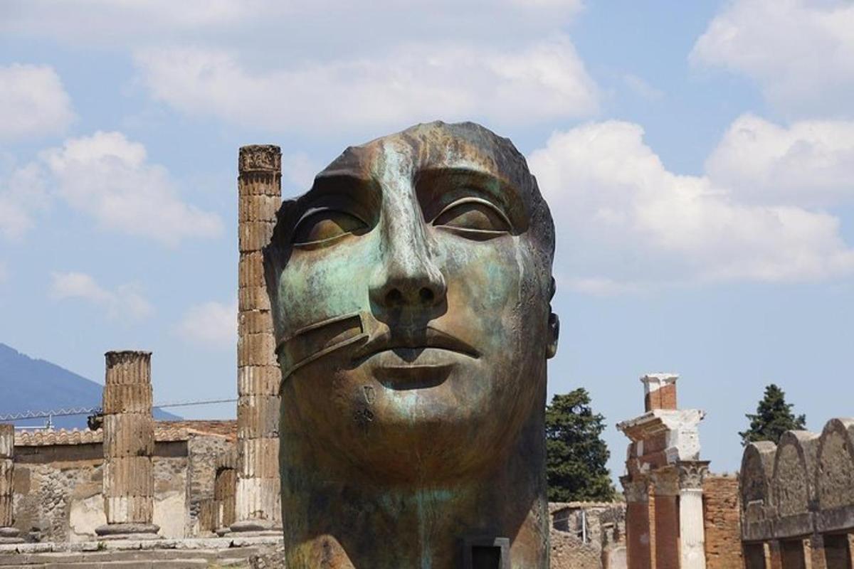 uma estátua de um rosto em frente a um prédio