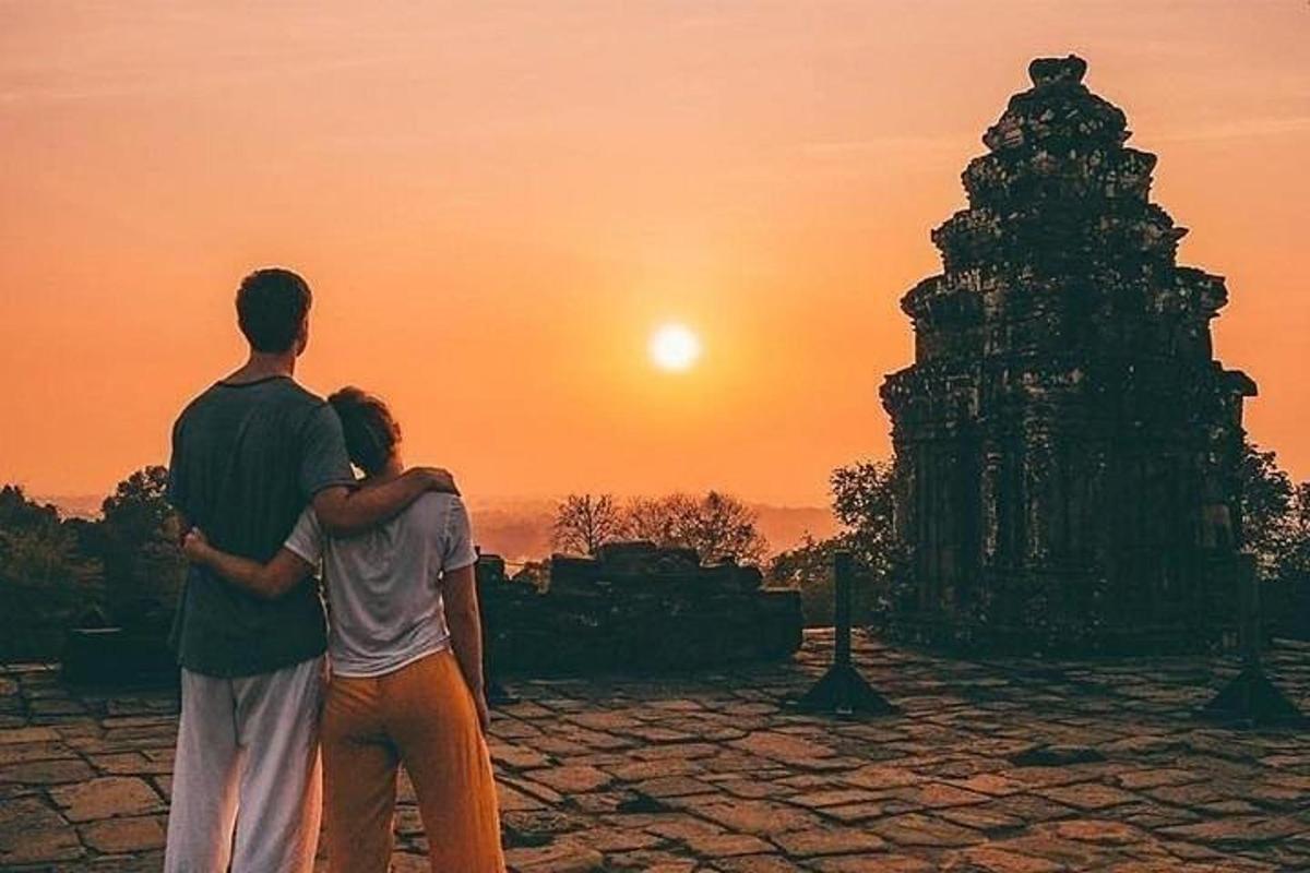 un uomo e una donna che guardano il tramonto