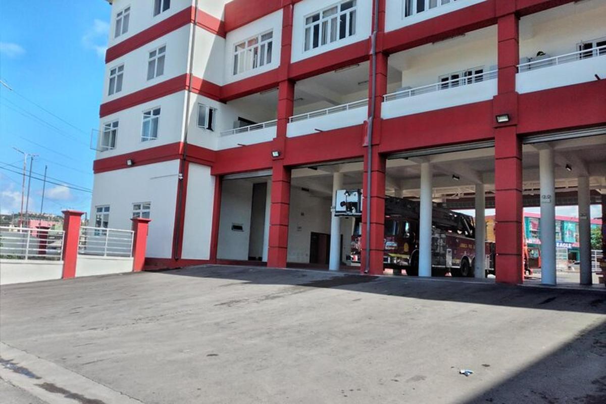 velká červenobílá budova s autobusem