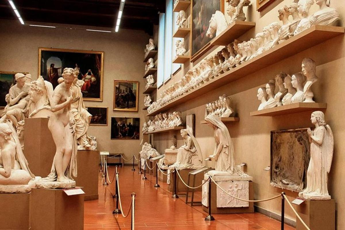 une salle remplie de statues exposées dans un musée
