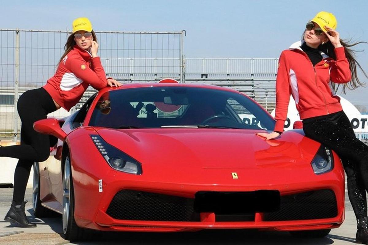 Дві жінки стоять біля червоного автомобіля
