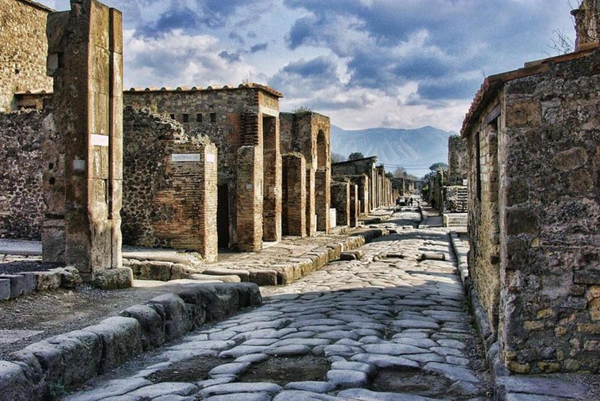 una strada vuota in una vecchia città con edifici