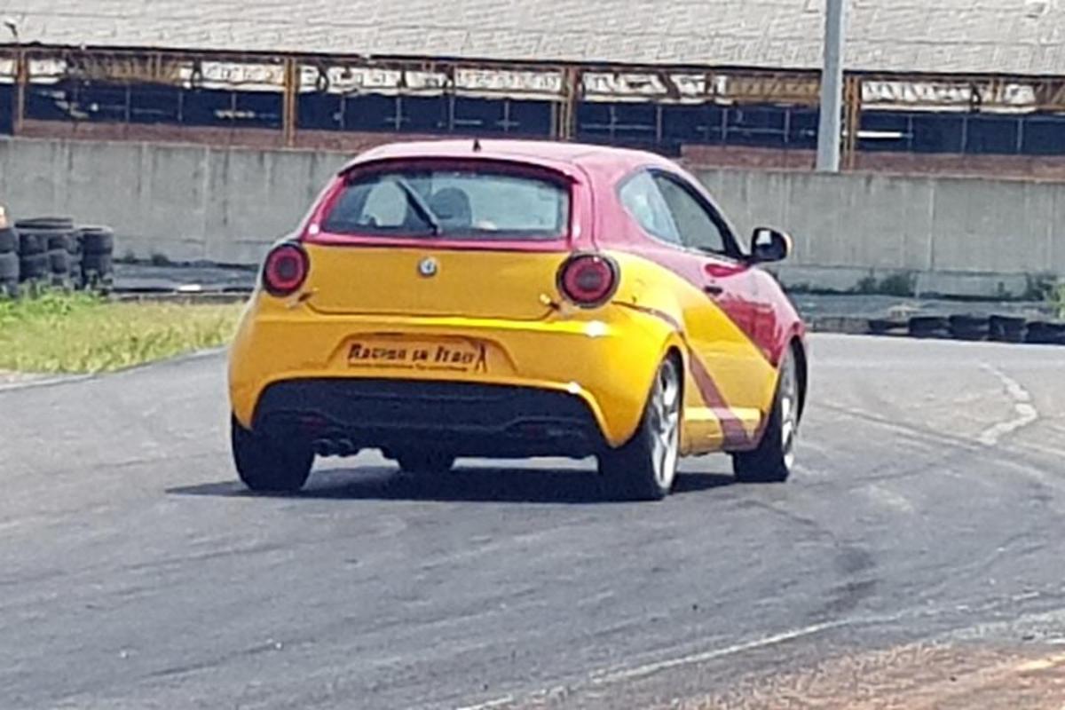 egy kis sárga és piros autó az úton