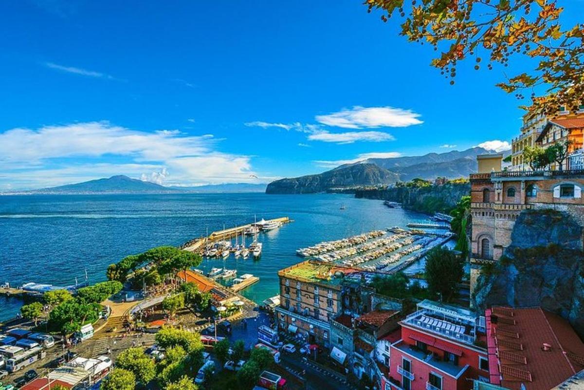 una vista di un porto con barche in acqua