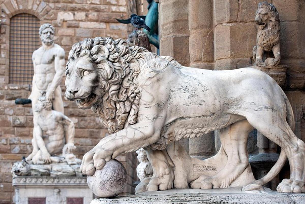 une statue de lion devant un bâtiment
