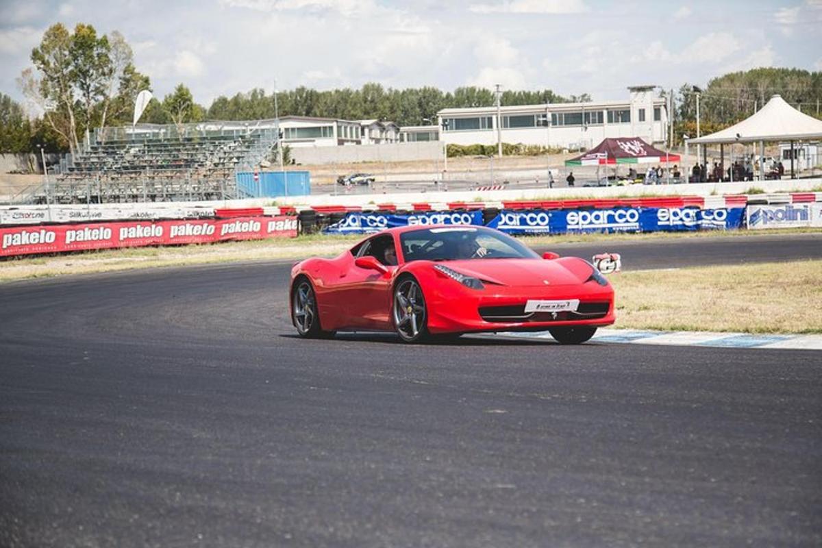 červené auto jedoucí na závodní dráze