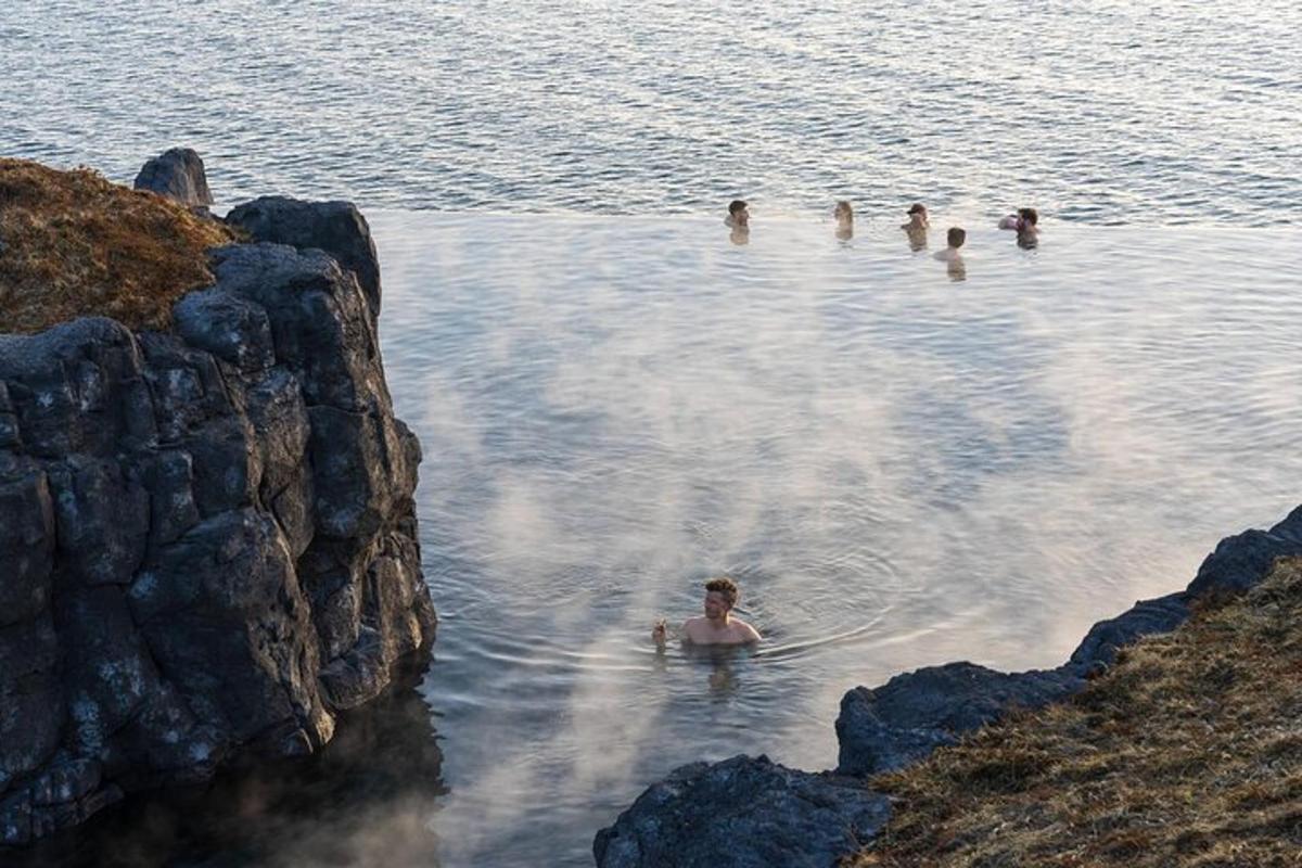 skupina ľudí plávajúca vo vodnej ploche