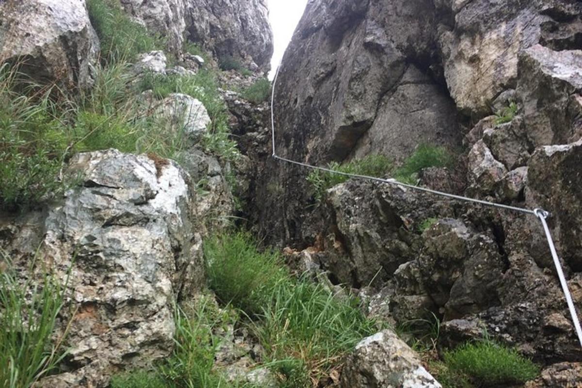 ένα σύρμα στην πλαγιά ενός βραχώδους βουνού