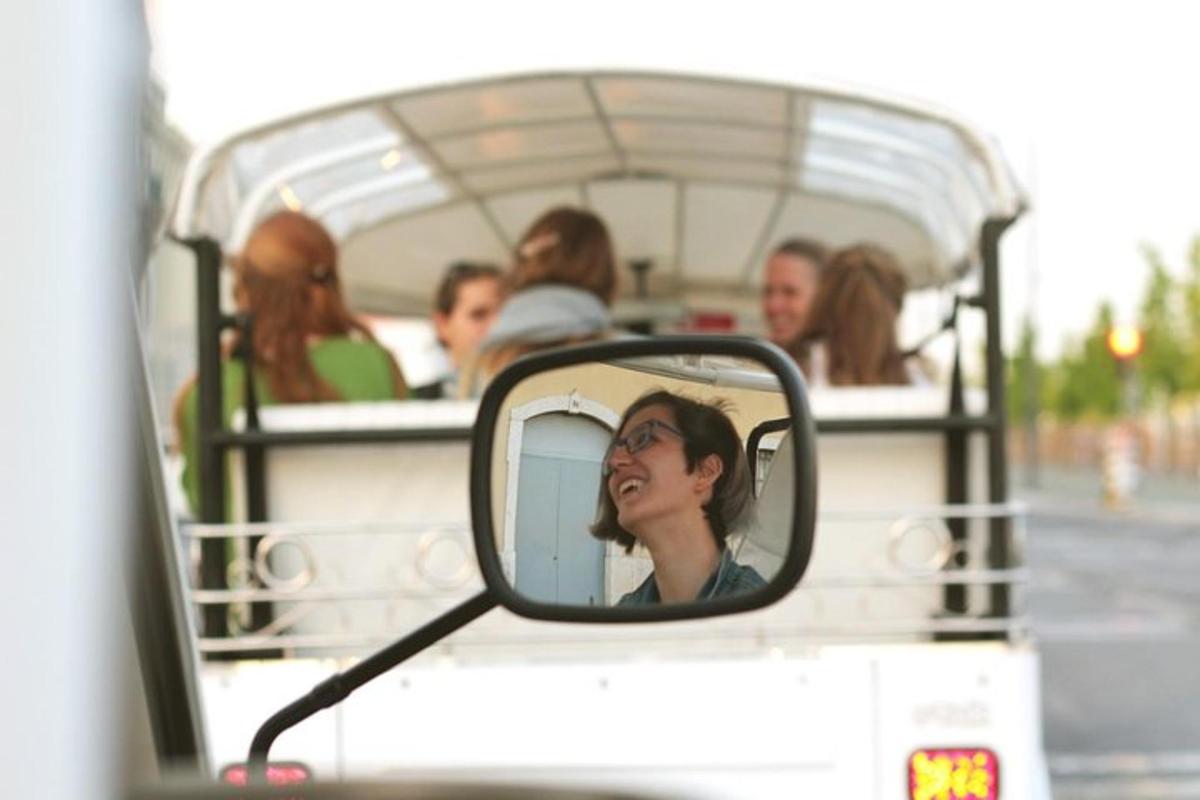 žena ve zpětném zrcátku autobusu