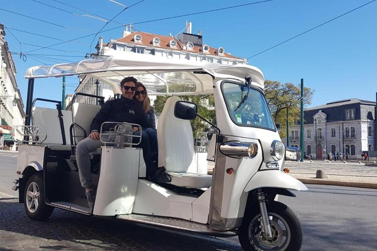 muž a žena jedoucí v golfovém vozíku