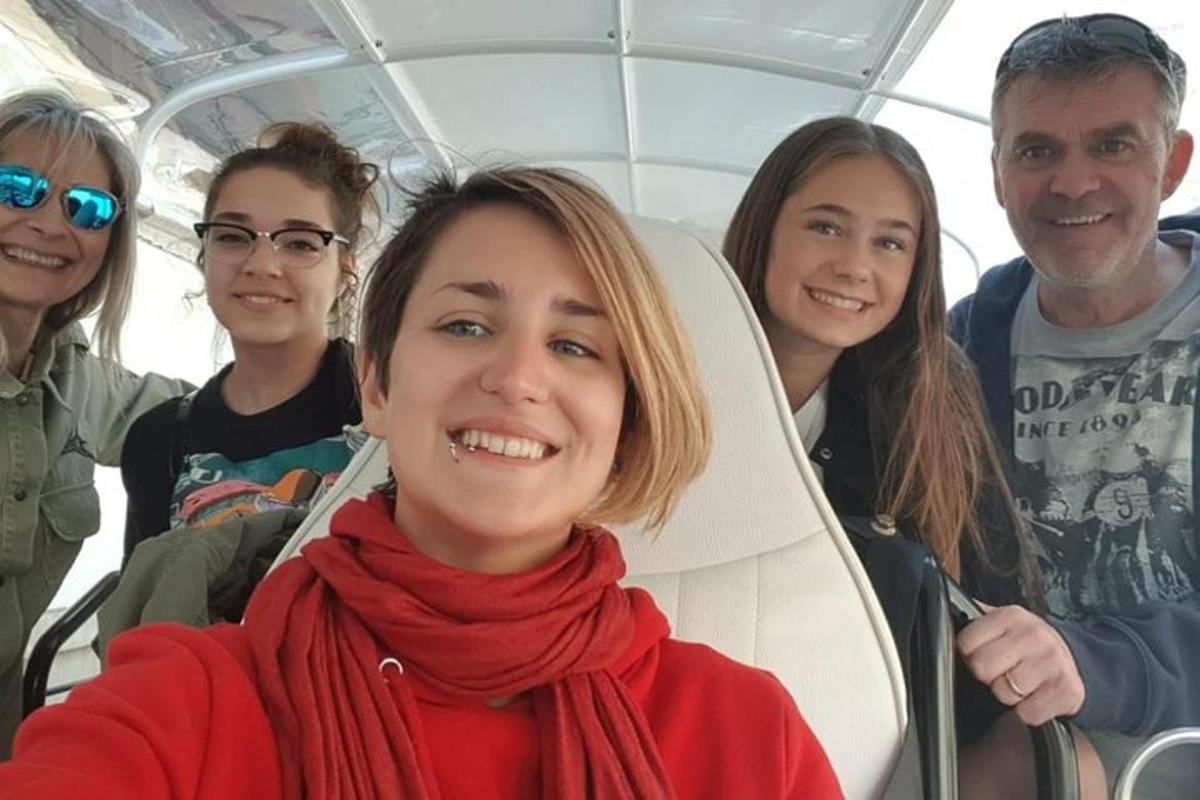 skupina lidí sedících v autobuse