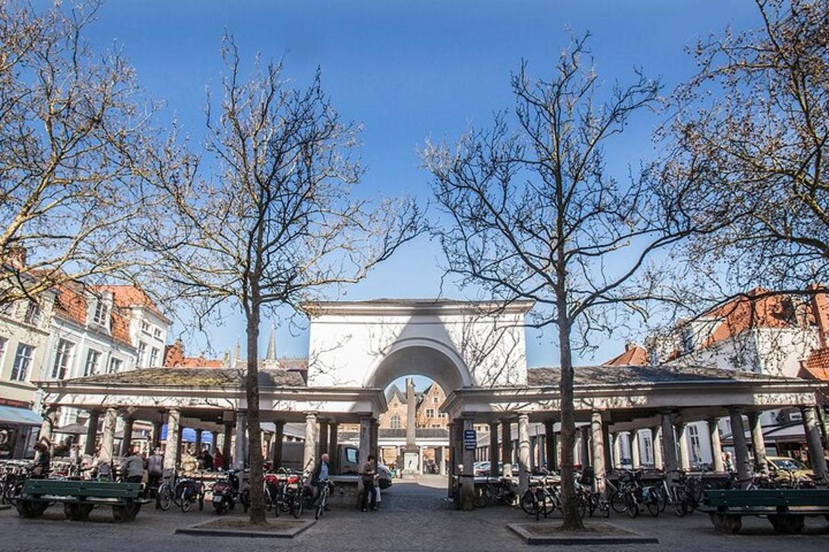 um pavilhão em uma cidade com árvores e bicicletas