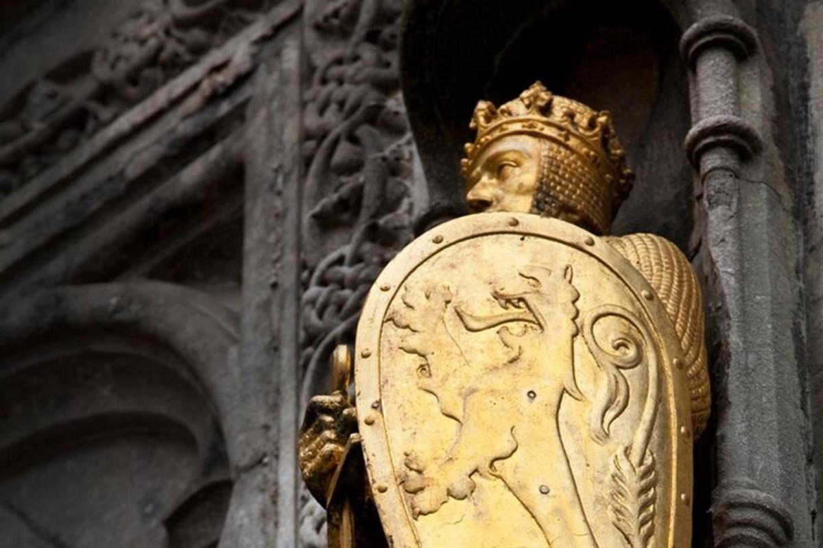 uma estátua de ouro com uma coroa em um prédio