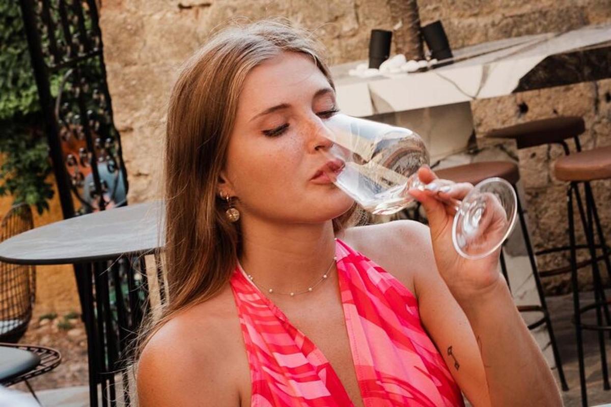 uma mulher bebendo de uma garrafa de água