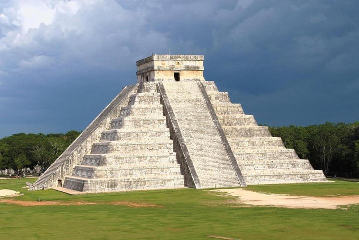 velká pyramidová struktura v poli s trávou
