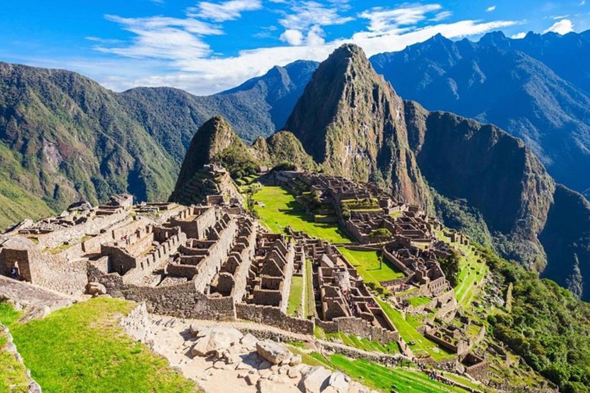 una vista aérea de las ruinas de Machu Picchu en las montañas
