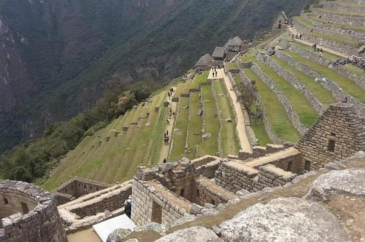 Una vista de las ruinas de un edificio en una montaña.