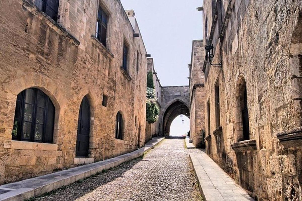 un vicolo in un vecchio edificio con un tunnel