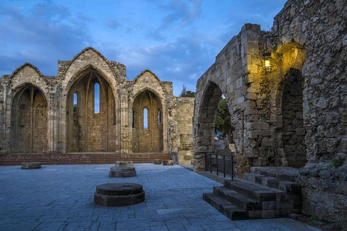 una vecchia cattedrale con un edificio in pietra