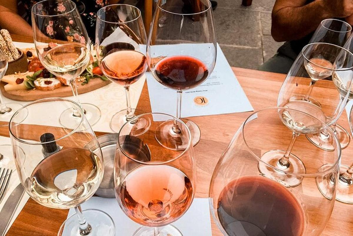 un mucchio di bicchieri di vino su un tavolo