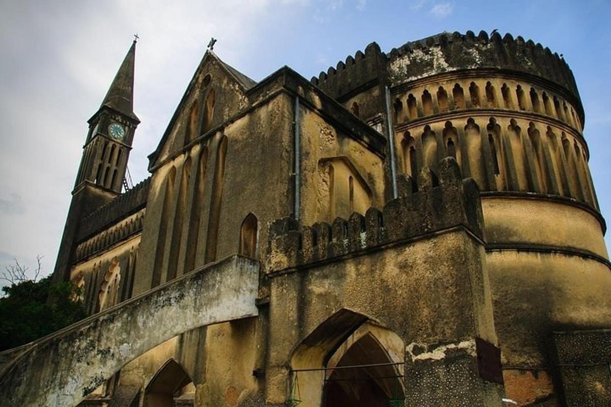 una vecchia chiesa con una torre dell'orologio sullo sfondo