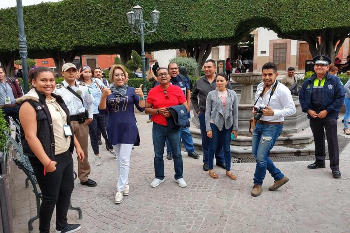 un groupe de personnes marchant dans une rue