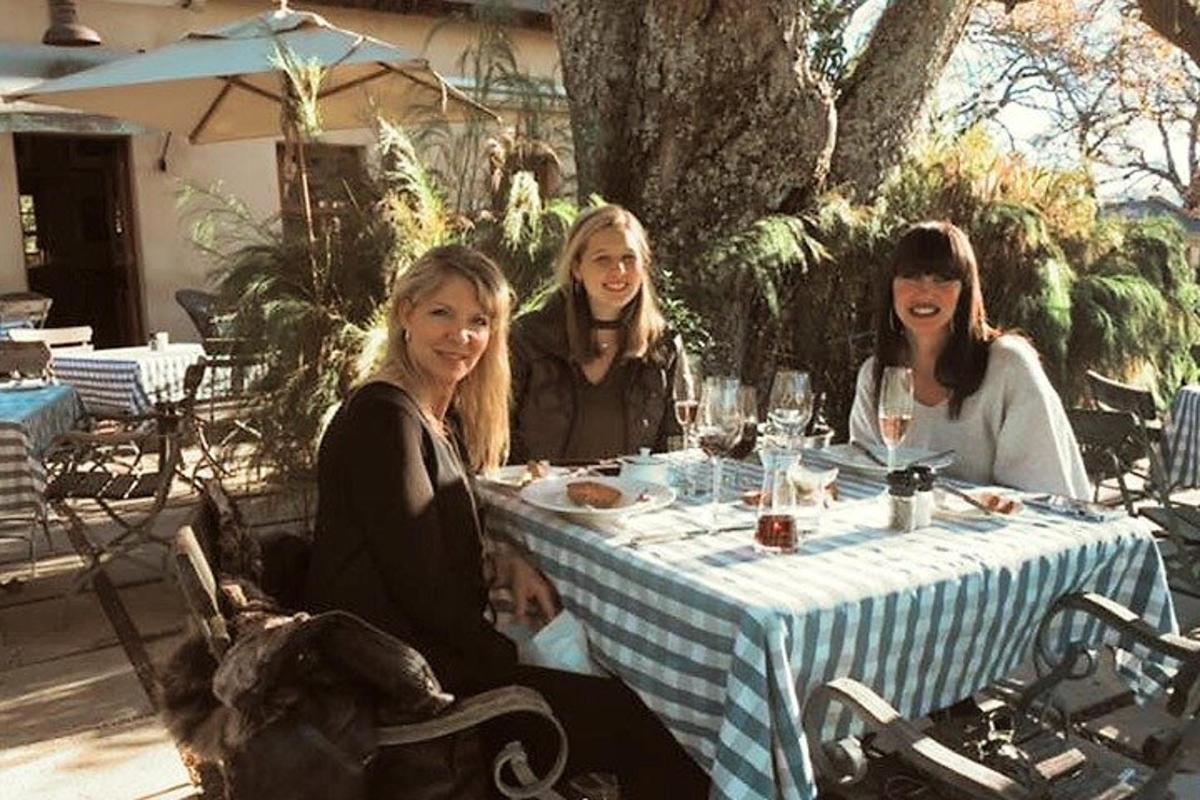 un gruppo di donne sedute a un tavolo