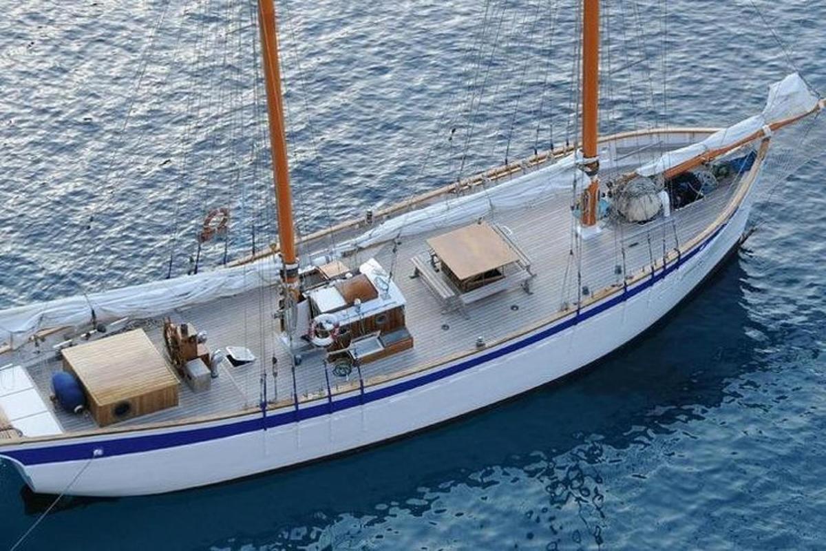 μια λευκή βάρκα που κάθεται στο νερό