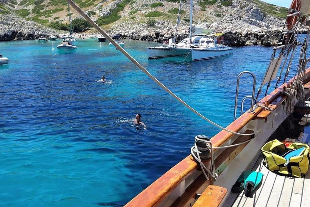 due persone che nuotano nell'acqua su una barca