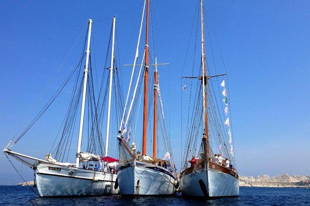 δύο βάρκες κάθονται στο νερό