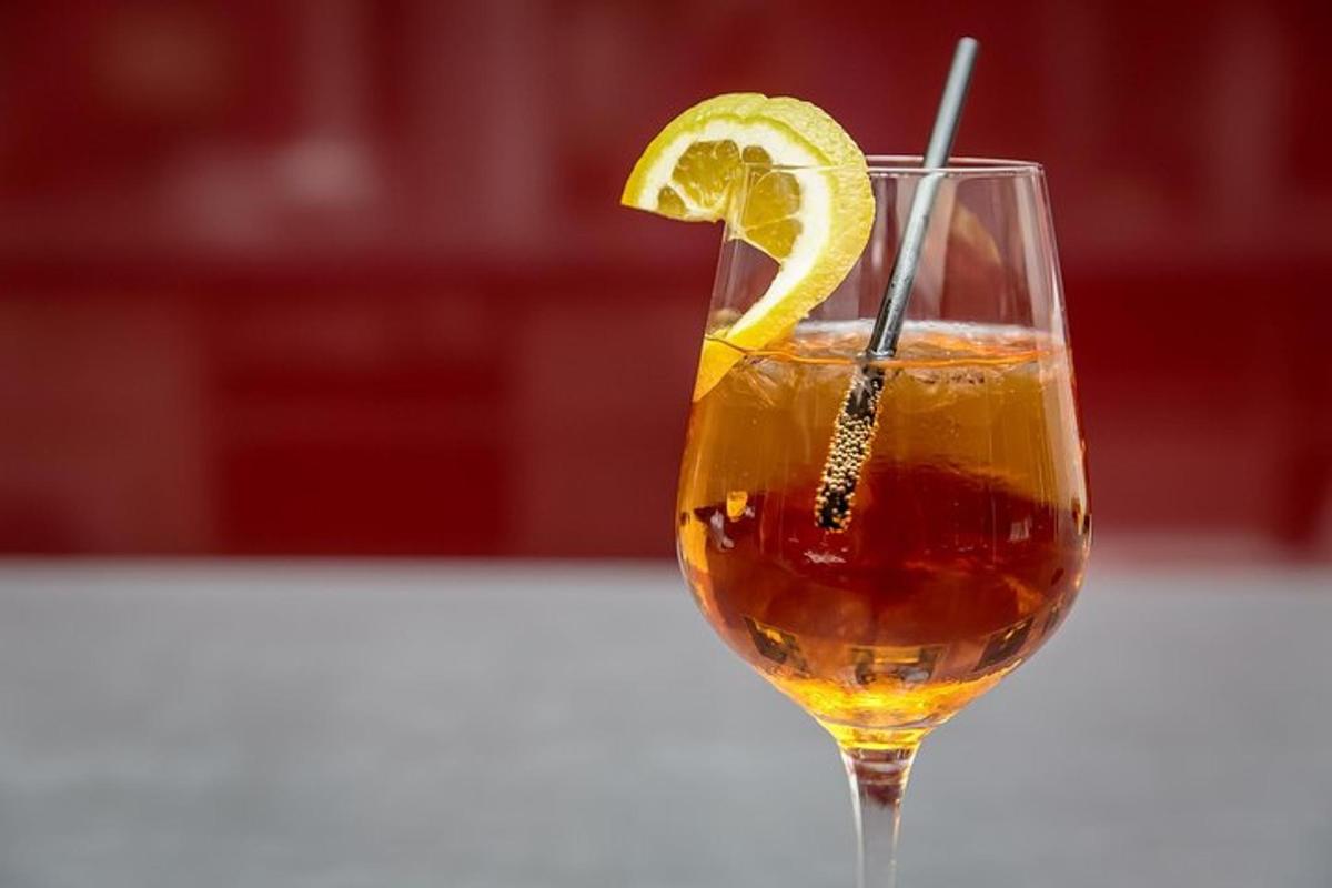 en drink med en sitronskive i et glass