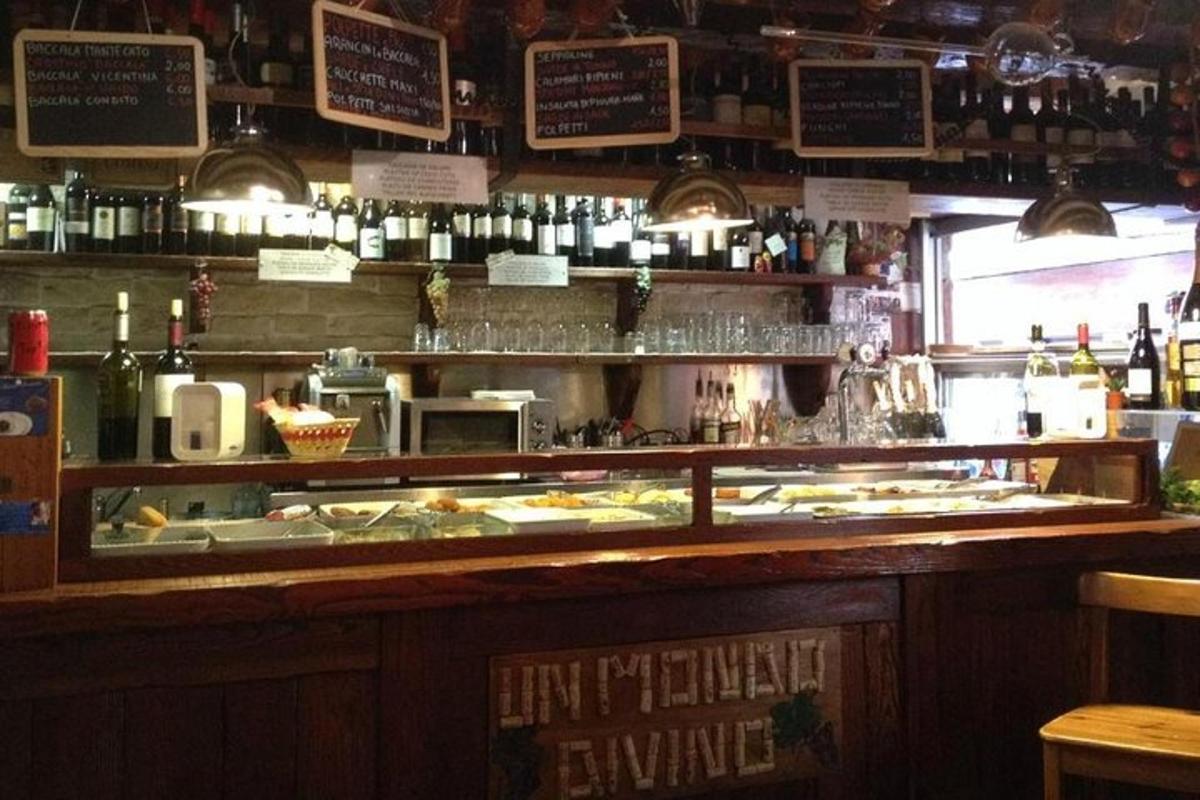 ένα μπαρ σε ένα εστιατόριο με πάγκο με φαγητό