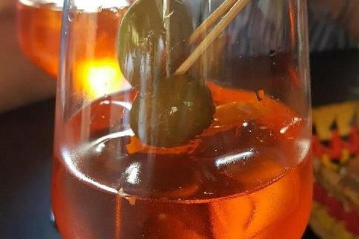 ένα ποτό με ένα πράσινο τουρσί σε ένα ποτήρι