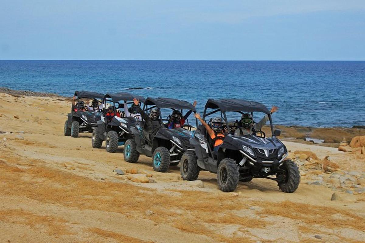 un gruppo di quattro quad parcheggiati sulla spiaggia