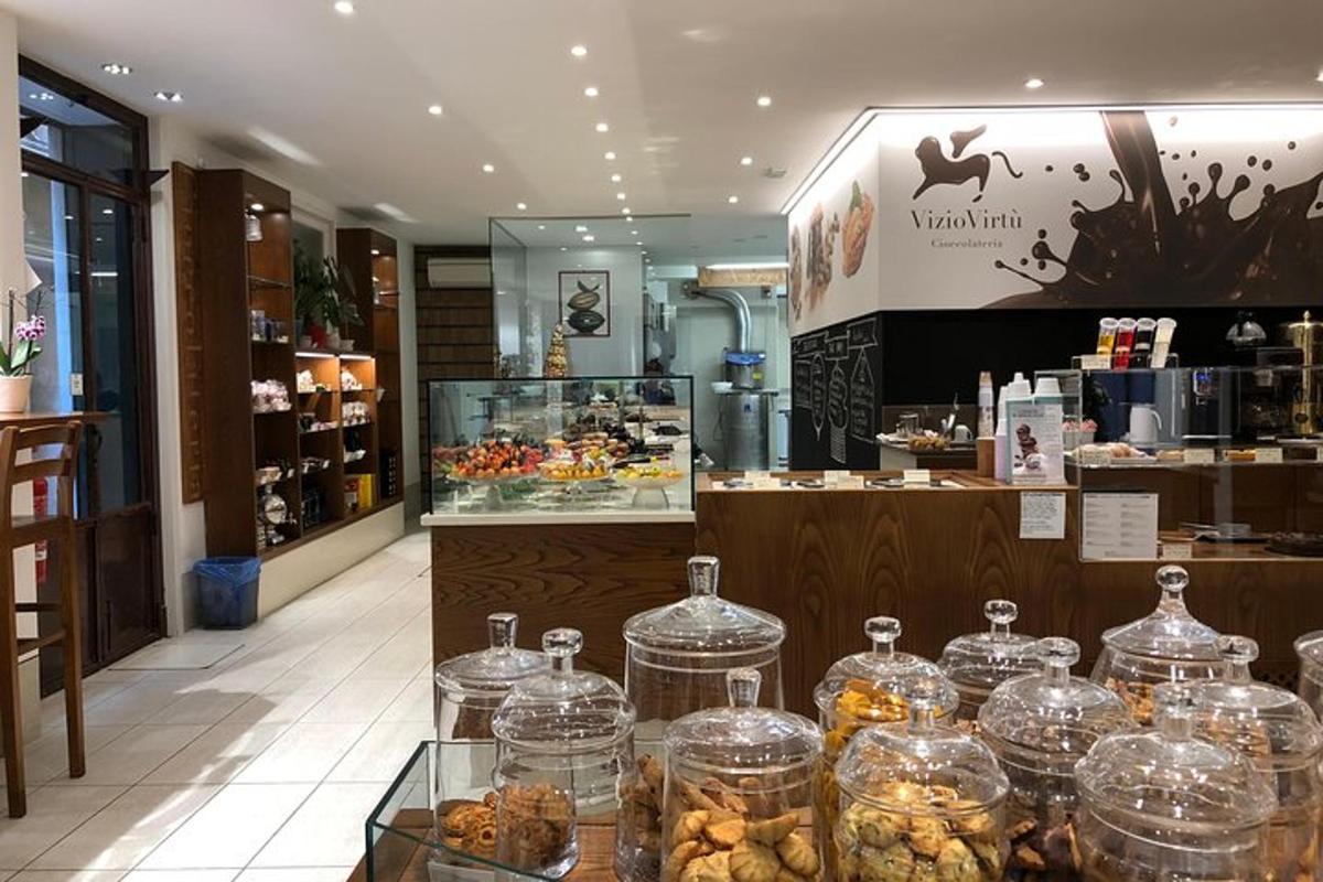 una fleca amb un expositor de pastissos en una botiga