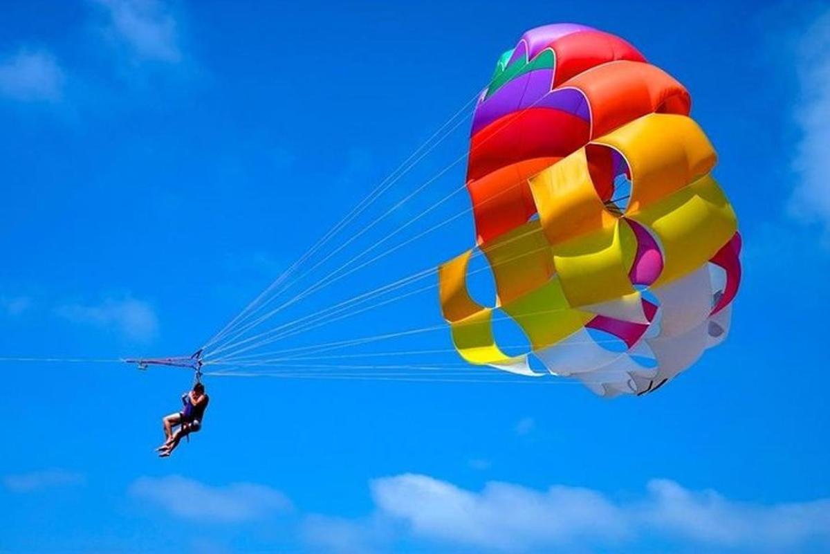 uma pessoa voando de paraquedas no céu