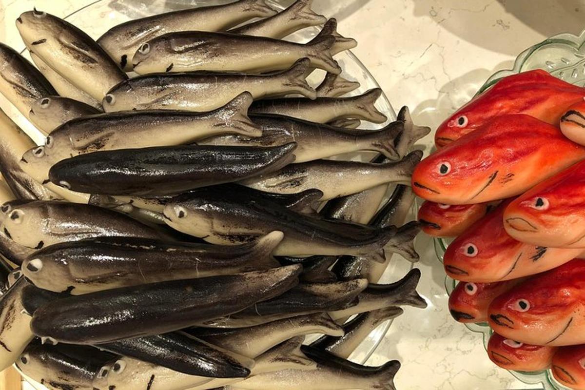 una pila de peix a sobre d'un plat