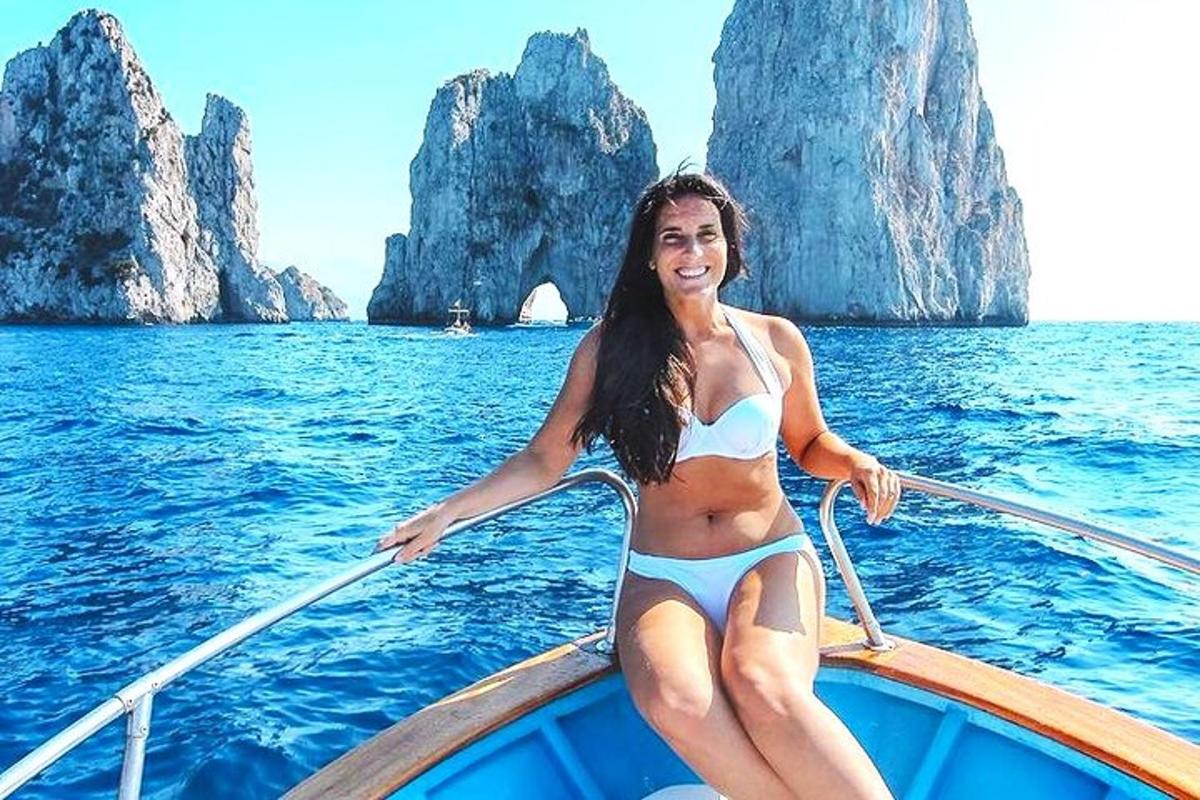 một người phụ nữ mặc bikini trên thuyền dưới nước