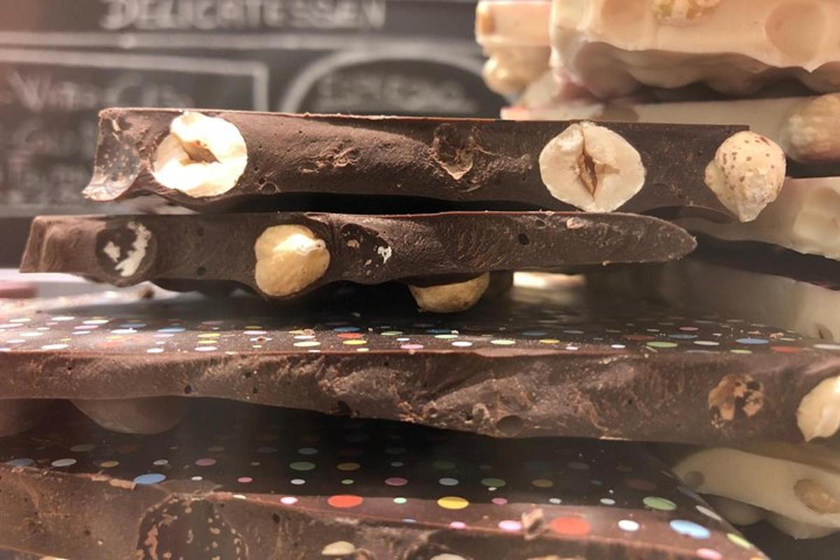 dos trossos de xocolata amb rodanxes de plàtan a sobre